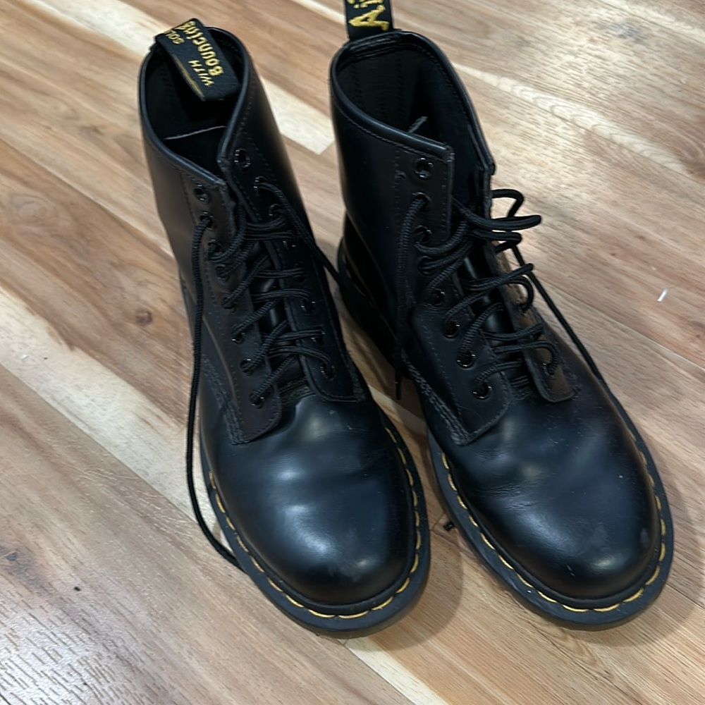 Doc marten 1460 black lace up 8 hole boots EUC size 7 US-M/ 38 EU / 8US-L